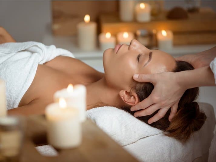 Relaxáló arc- fej- nyak- és vállmasszázs