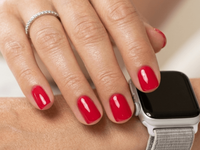 Klassische Maniküre mit Nagellack